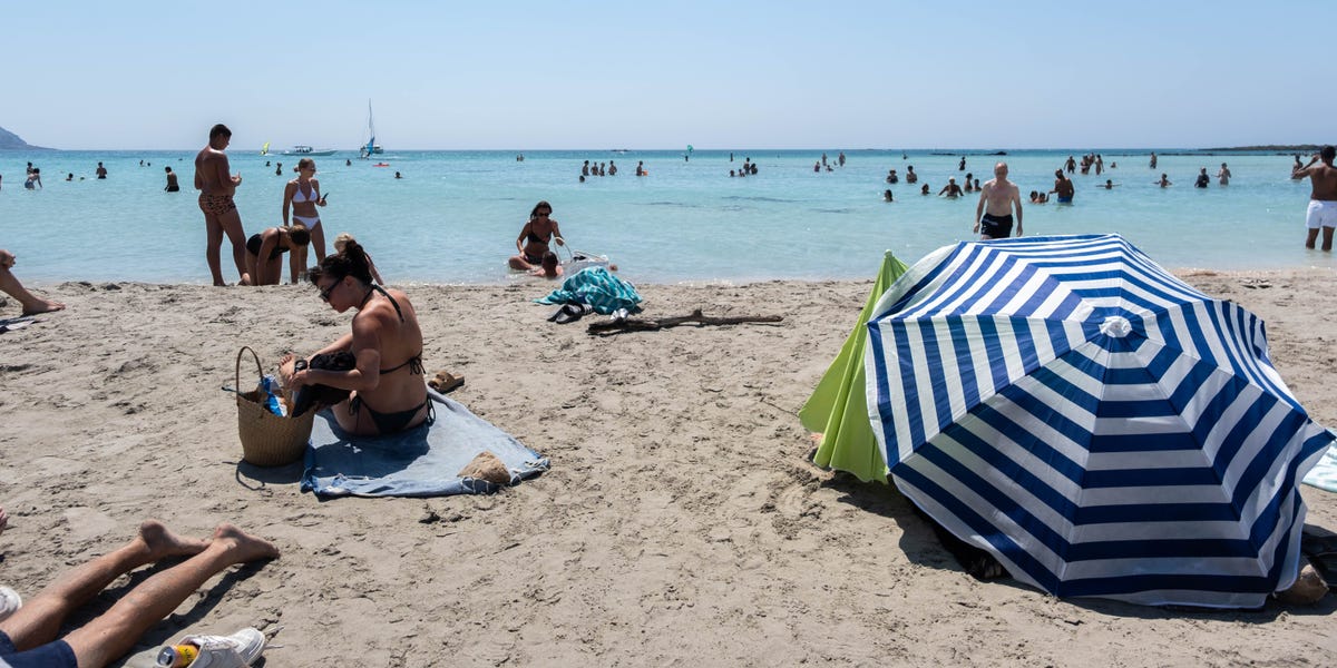 AI Employees Clash Over Vacation Days in White-Hot Race