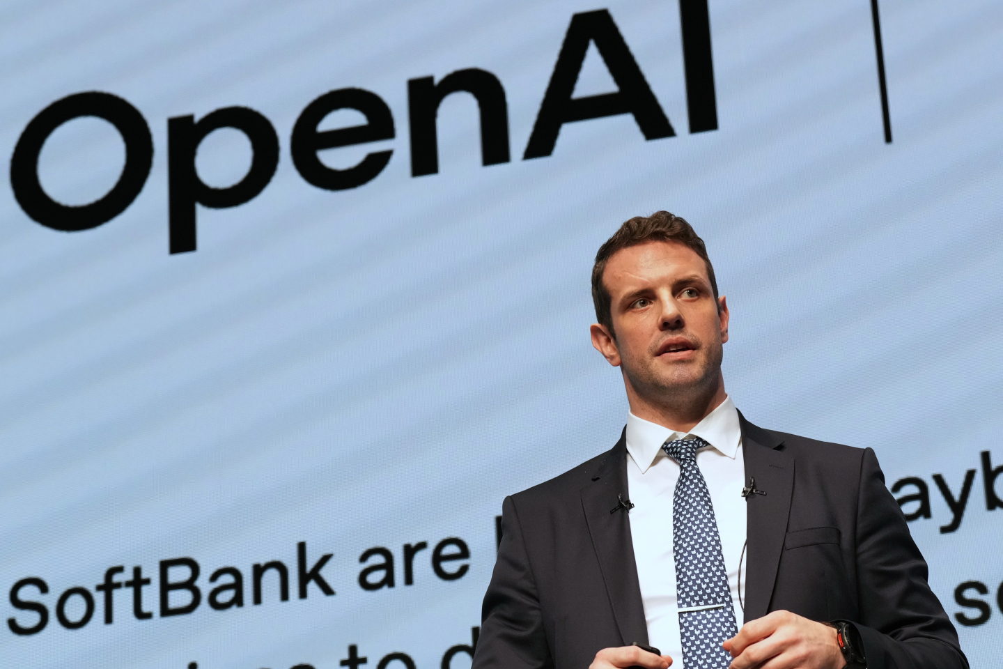 AI Job Data Conflict Creates a Watchlist Decision for AAPL