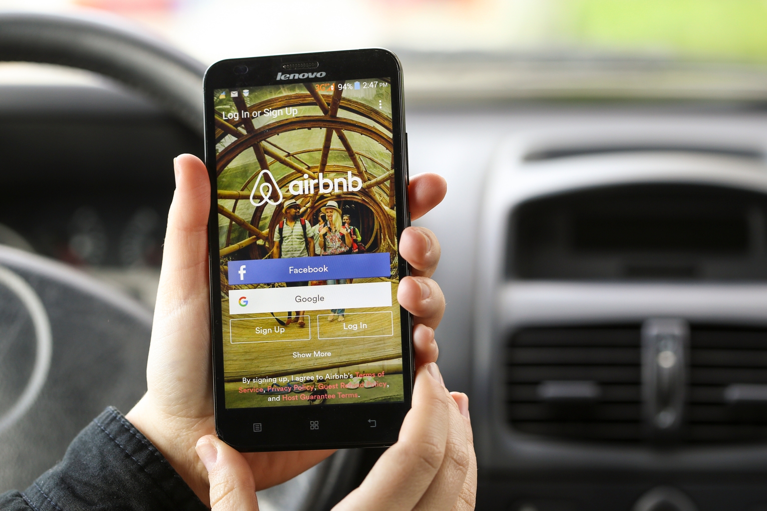 Airbnb's Push Beyond Homes Faces a Mixed Score (ABNB)