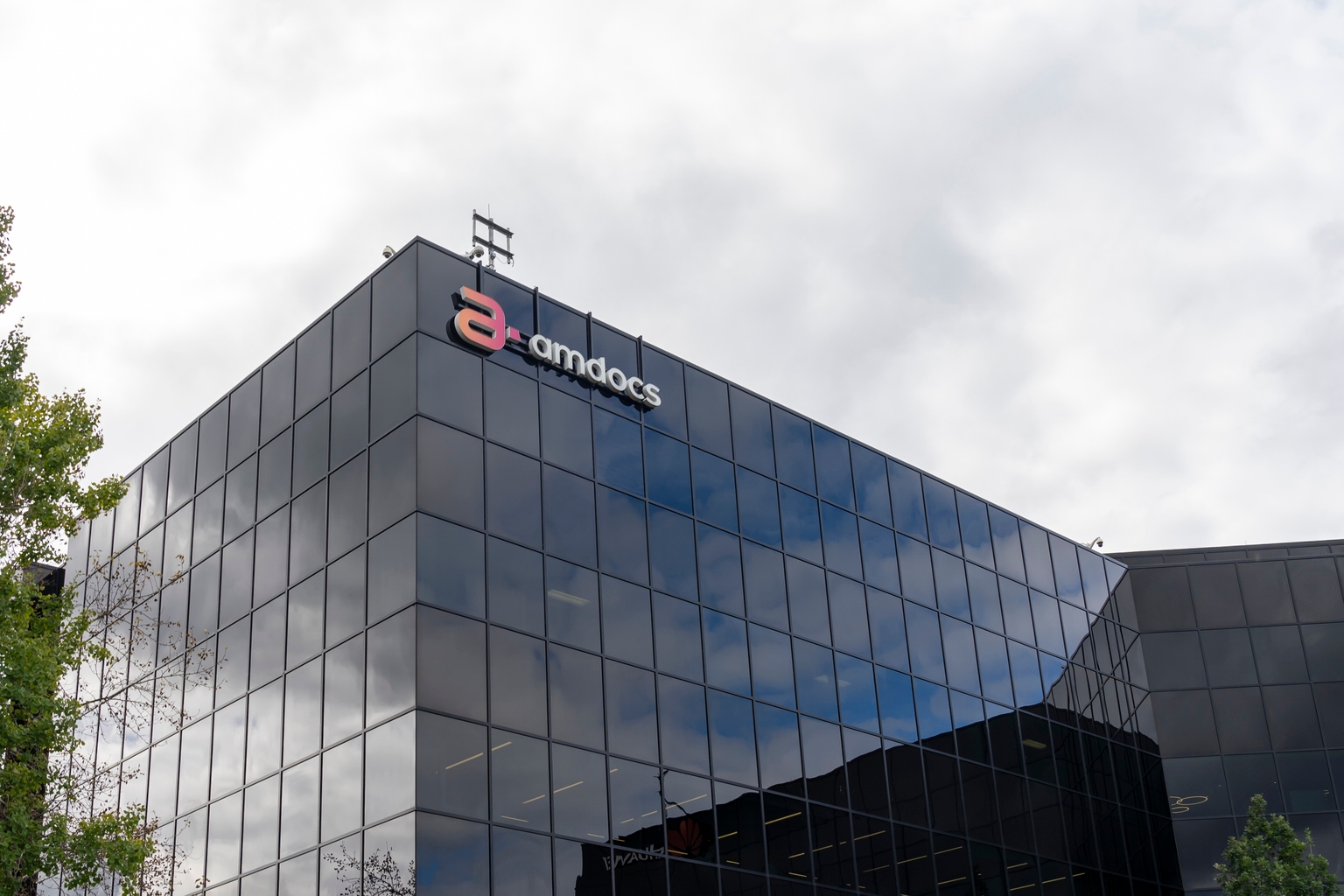 Amdocs (DOX) Valuation Draws Attention Amid $4.25 Billion Backlog