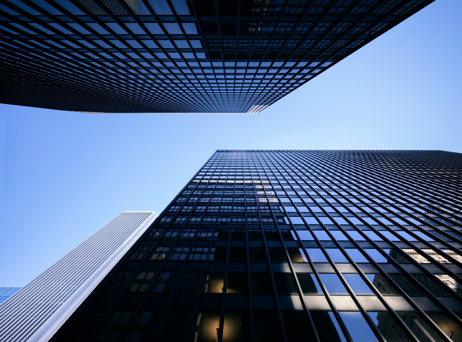 Apogee Enterprises: Strategic Cost-Cutting Offers a Compelling Entry Point Amid Margin Headwinds