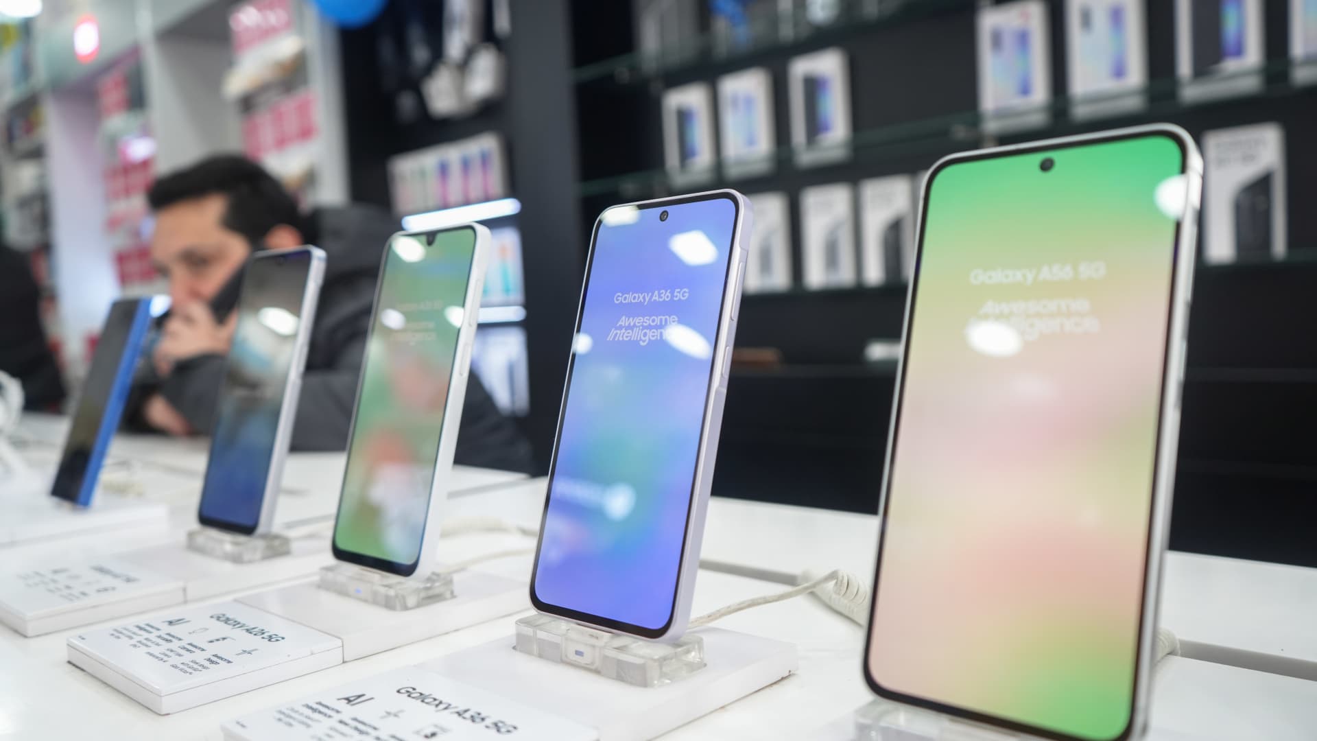 Chip costs squeeze Chinese brands in India, boost Apple, Samsung