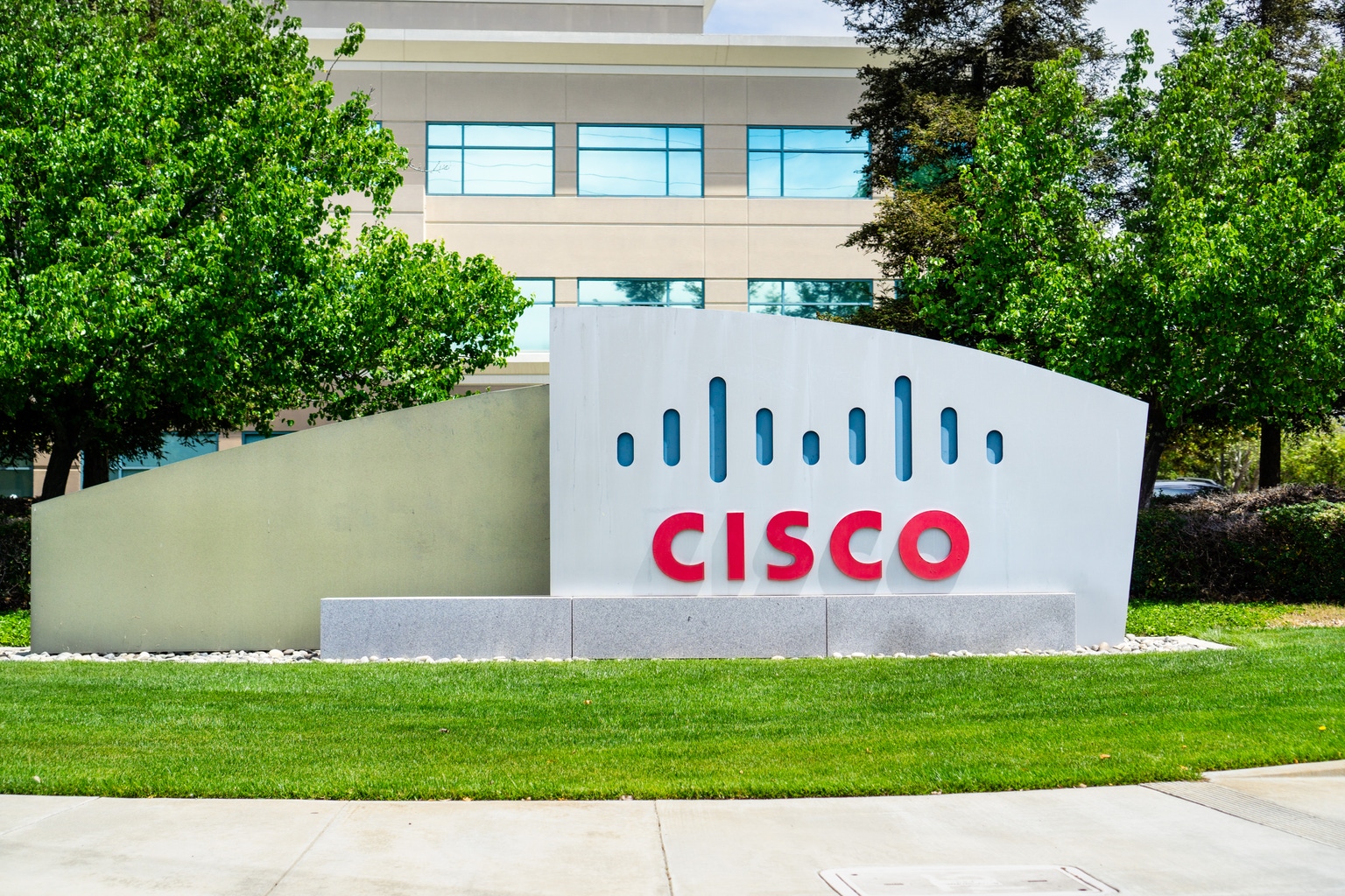 Cisco’s AI Gains Mask Growing Cash Flow Risks