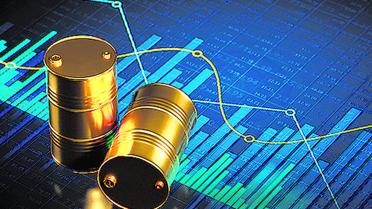 Crude Drops 1% After Trump Ceasefire Call; Blockade Risk Lingers