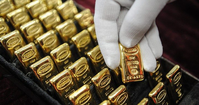 Gold Falls, Heads for Weekly Loss as US-Iran Tensions Spike