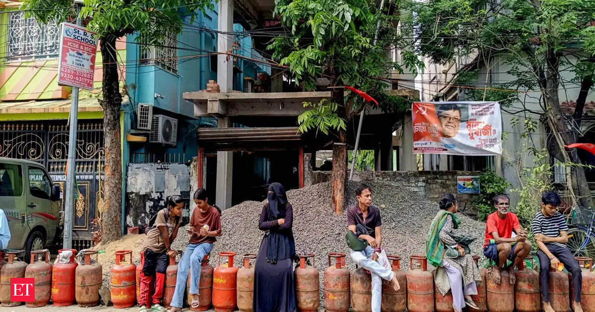 India Cuts Commercial LPG by ₹183.5, Restaurants Save ₹700-900 a Month