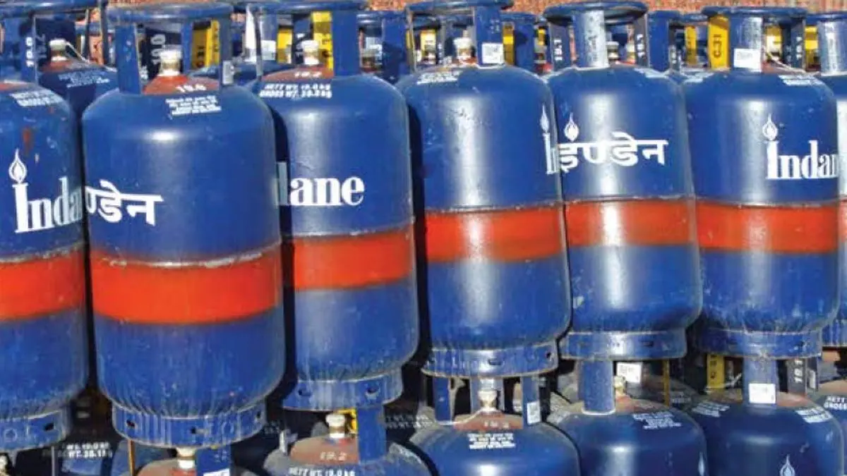 Indian Oil's ₹42 LPG Price Hike Hits Industrial Users, Rivals Set to Follow