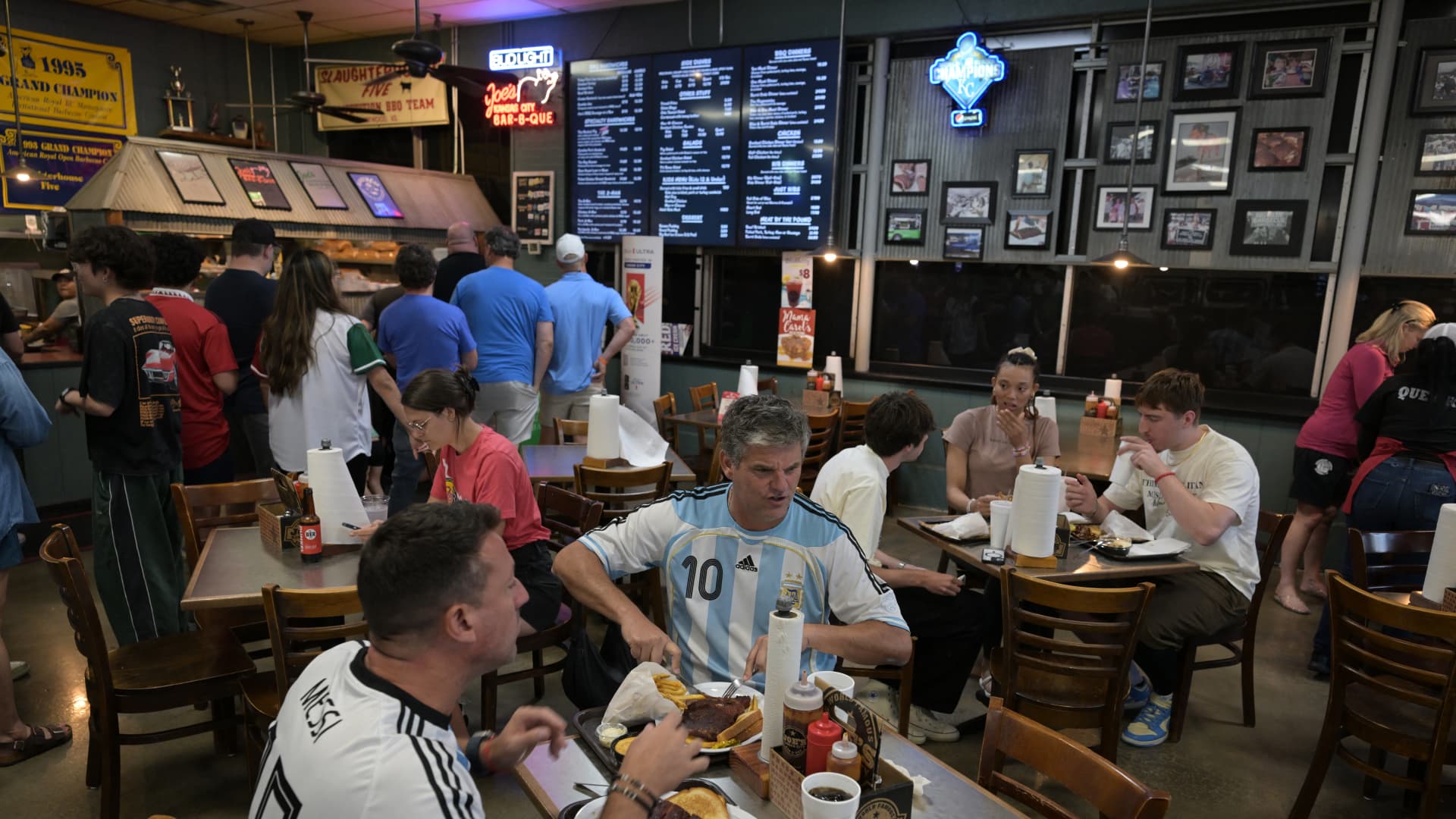 Late-Booking Fans Fuel World Cup Spending Surge in Host Cities