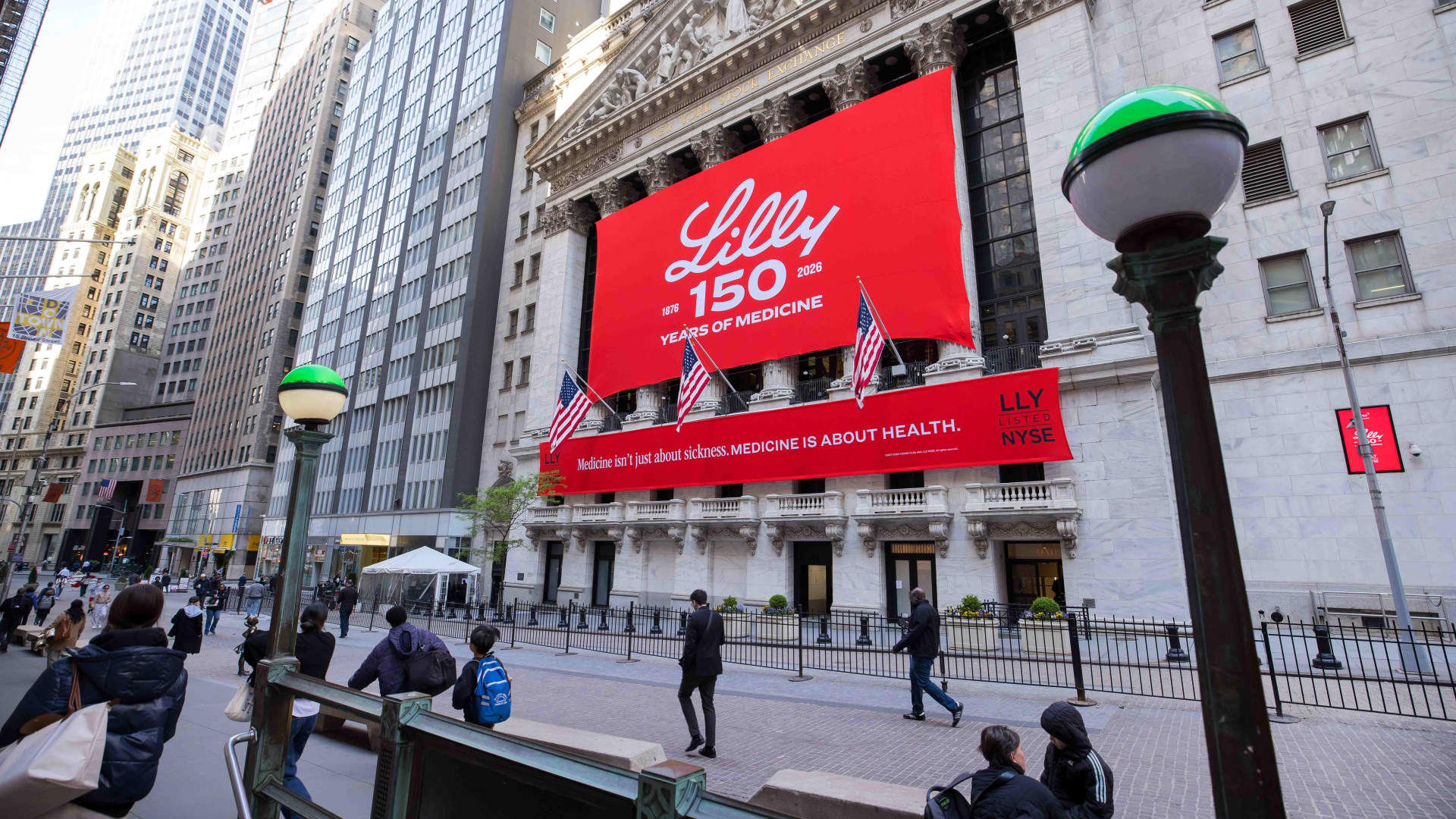 Lilly's GLP-1 Cash Funds Pain Play; Broadcom Insider Buys