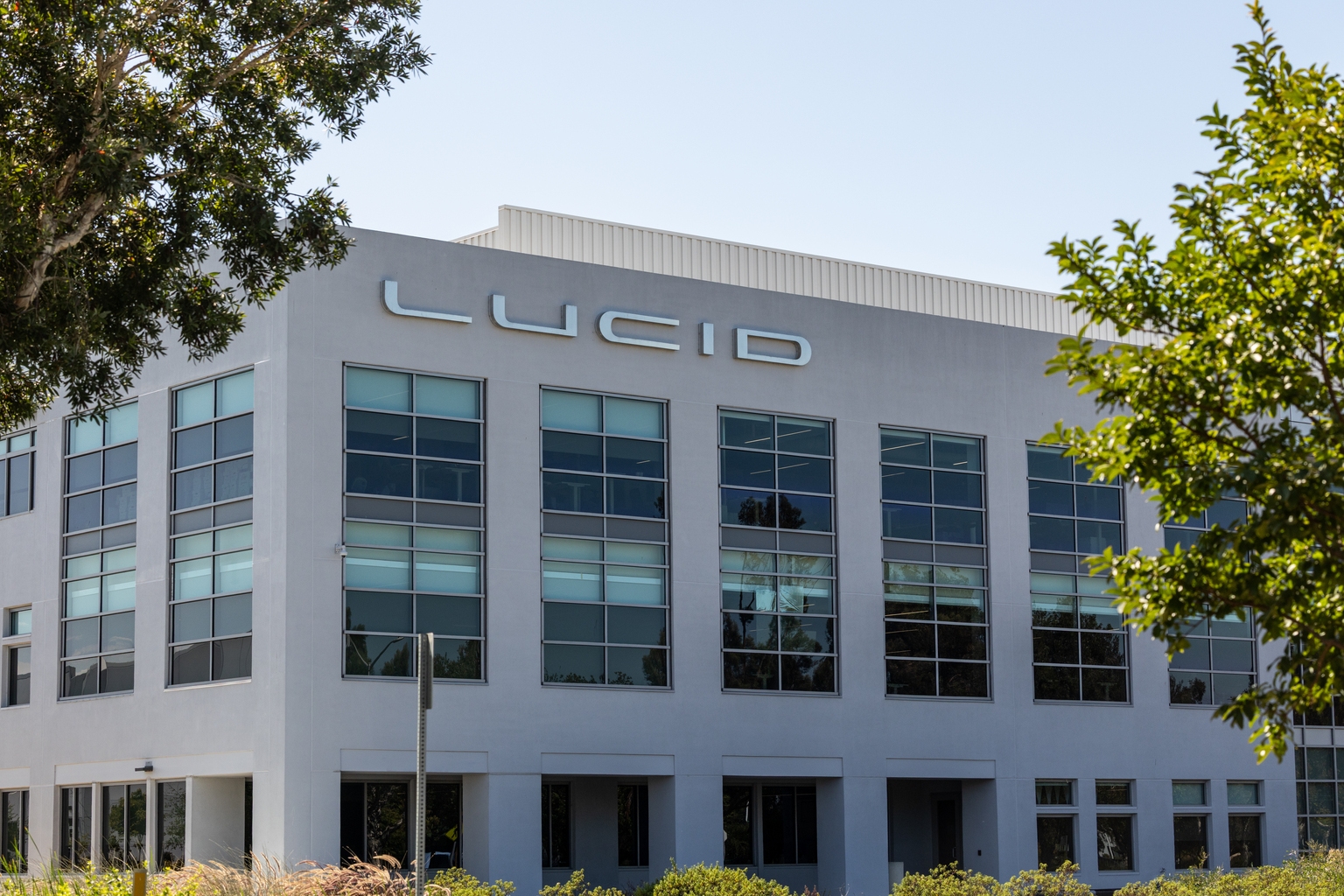 Lucid Drops 7% on Bankruptcy Chatter, Denies Rumors