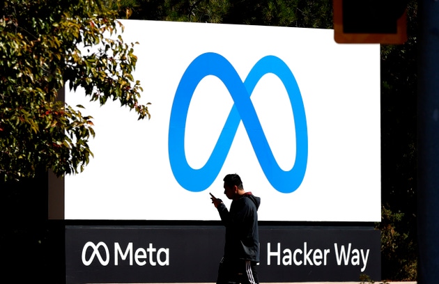 Meta's Cloud Move Pressures CoreWeave, Oracle (META)
