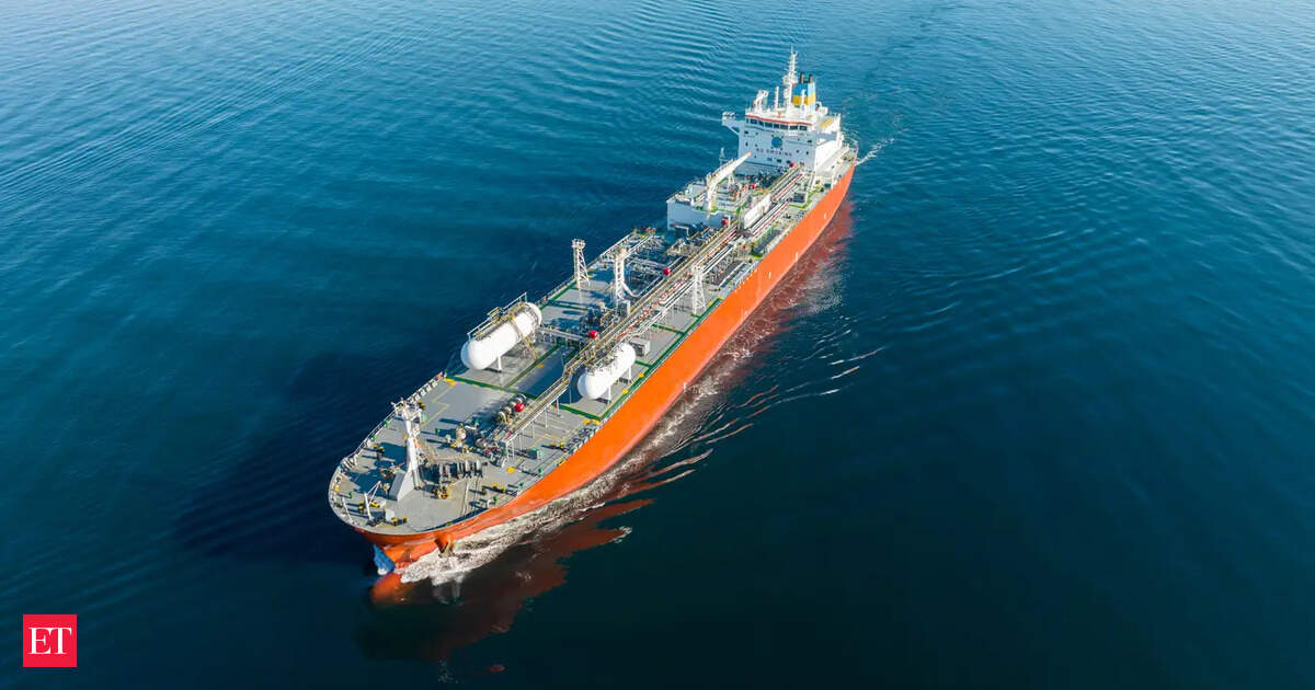 Oil Flows Persist Through Strait of Hormuz Despite U.S. Blockade