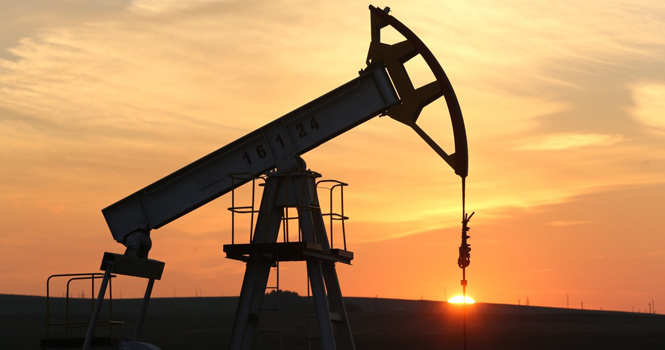Oil Jumps Over 4% After Strait of Hormuz Threats