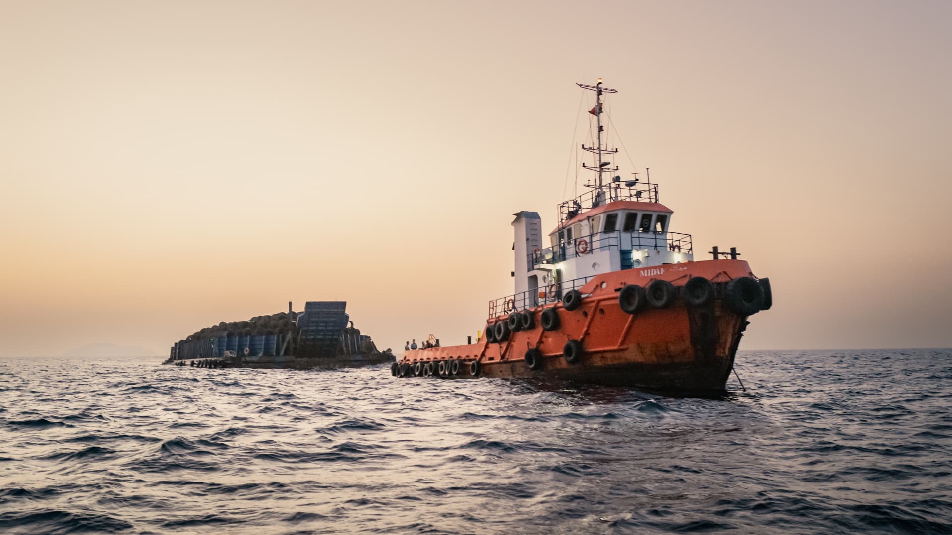 Oil Surges 2.9% as US Strikes on Iran Threaten Hormuz Ceasefire