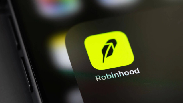 Robinhood L2 Blockchain Live as Crypto Revenue Halved, Earnings Loom