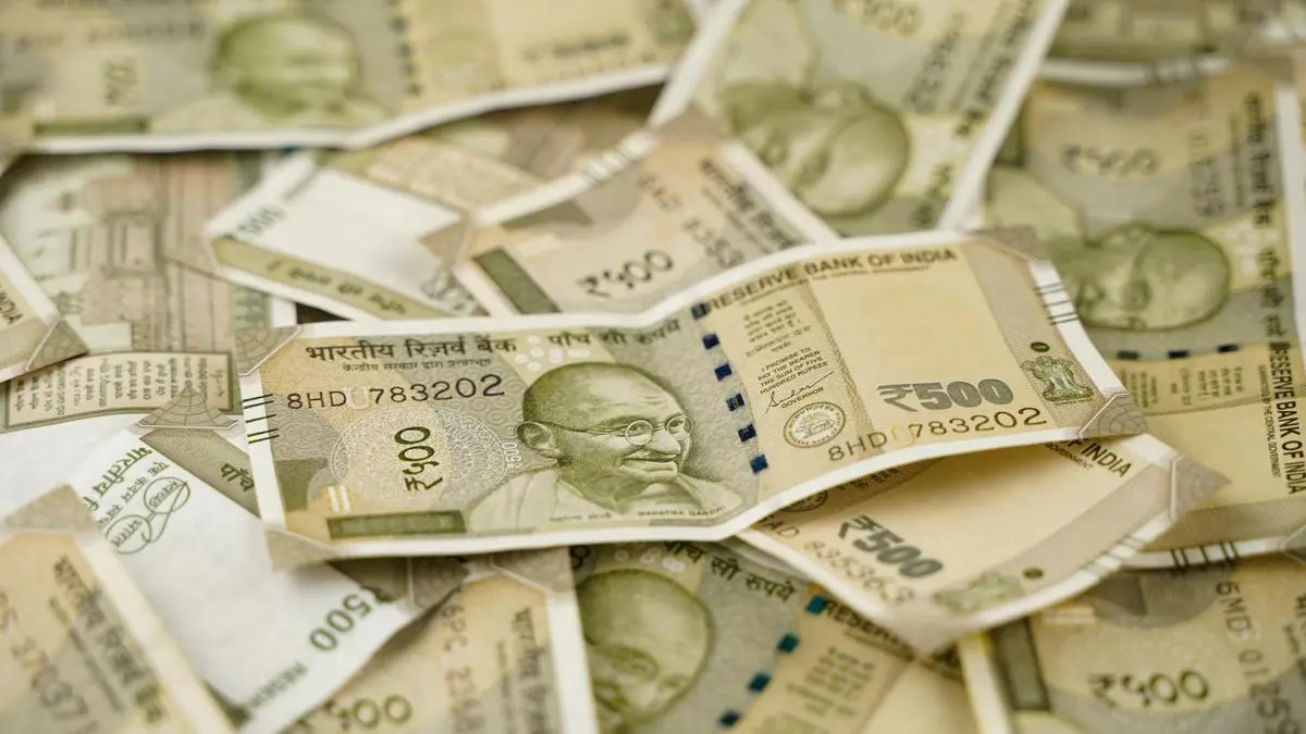 Rupee Posts Best Week Since April on Bond Inflows, Oil Slide