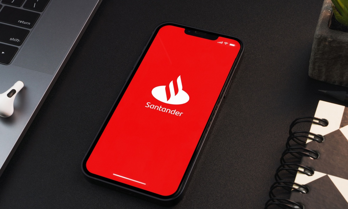 Santander Equips All 185,000 Workers With AI Tools