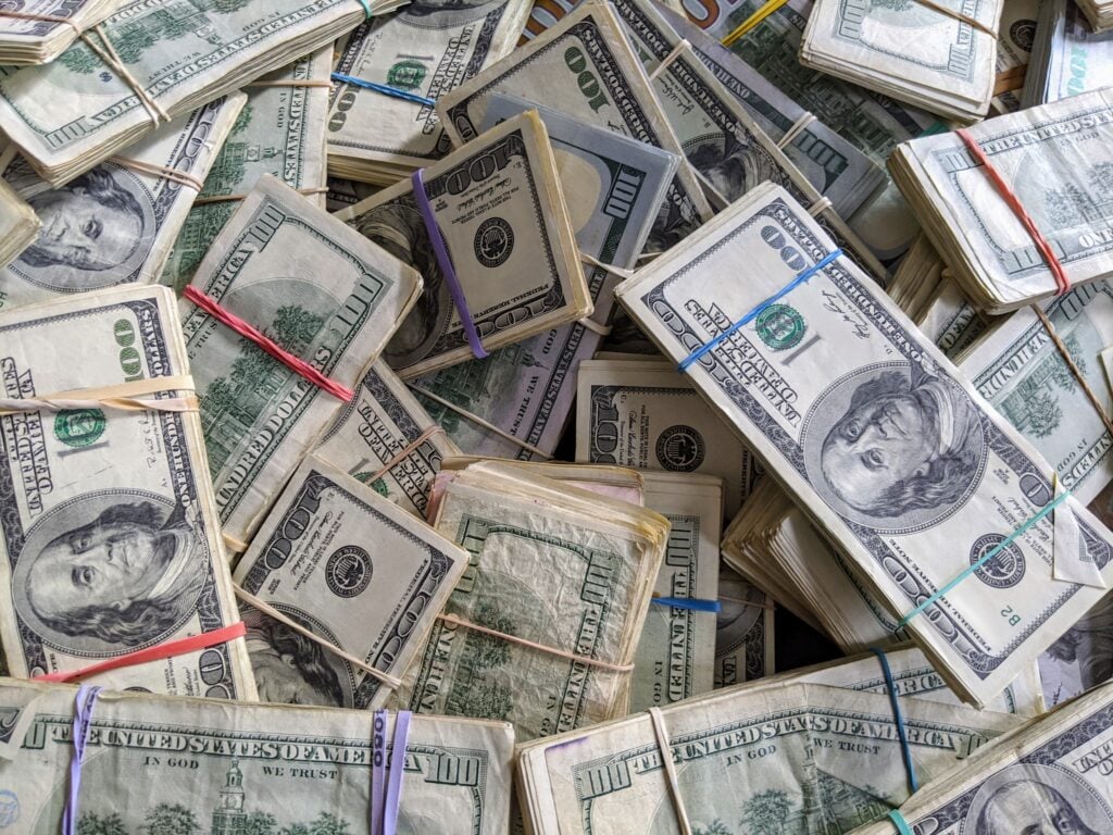 Savings Rate Drop to 2.6% Reshapes Dollar, Bond, Gold Paths