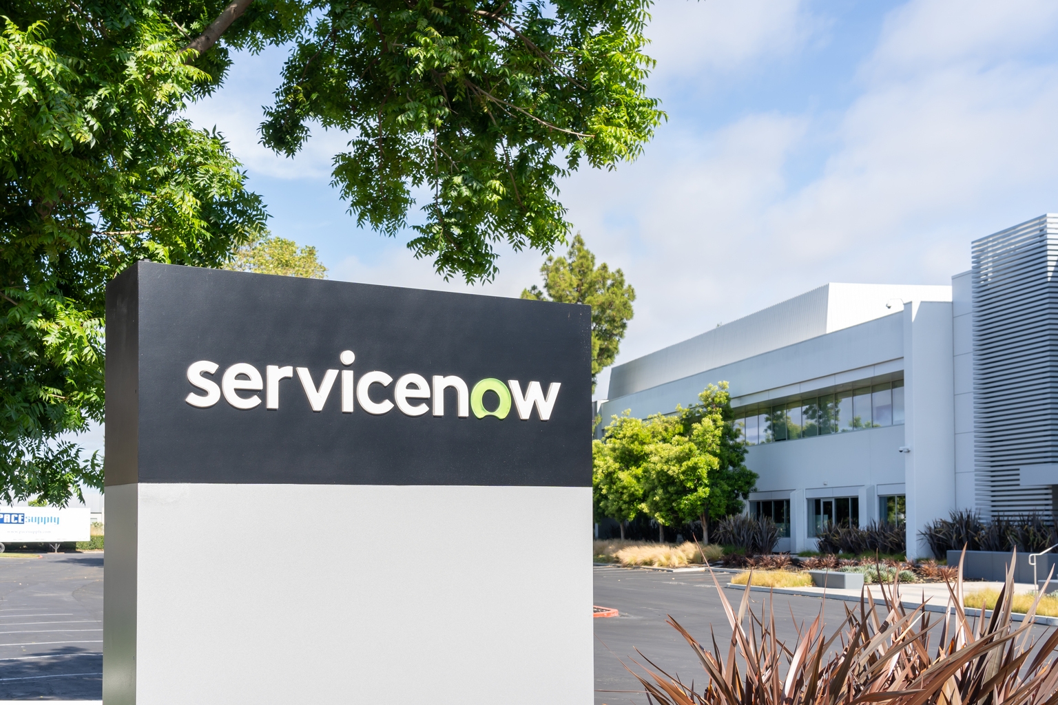 ServiceNow at 19x 2027 EPS: Valuation Risk for MSFT, CRM