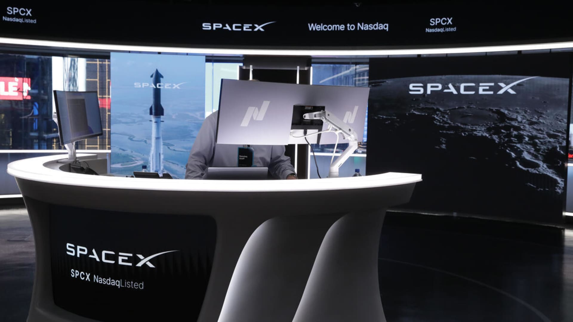 SpaceX holds steady after three-day rally loses steam