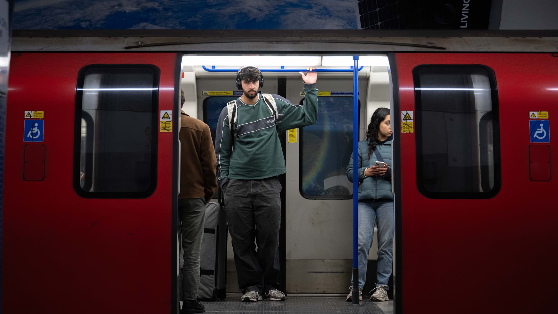 UK GDP Shrank 0.1% in April as War Hit Sports, Events