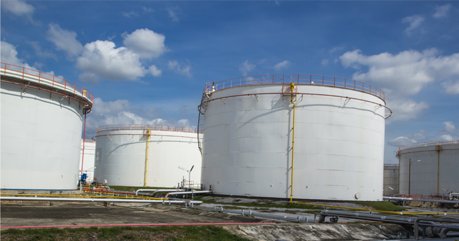 US Crude Inventories Defy Expectations With 900,000 Barrel Draw