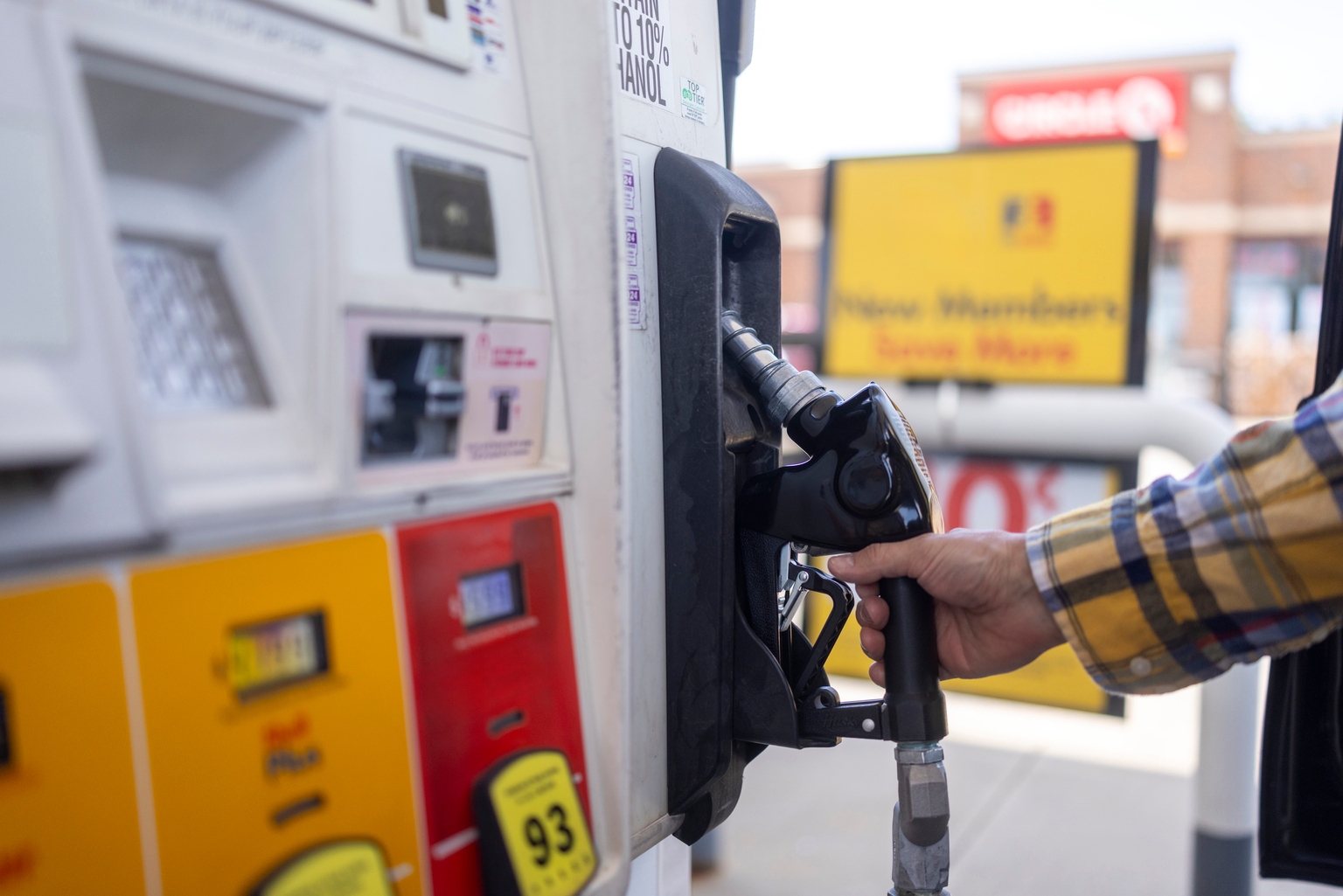 US Gas Prices Slip Below $4 as Summer Driving Season Begins