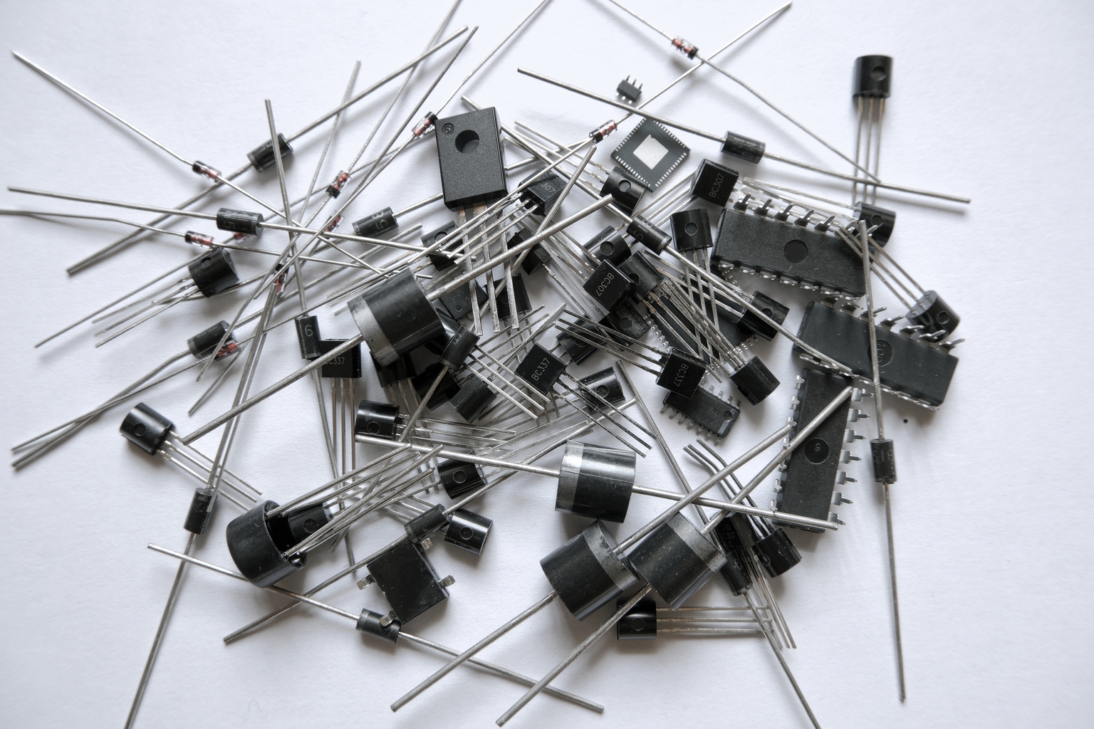 Vishay Intertechnology’s Vertical Surge: Why Momentum Traders Face a High-Risk Inflection Point