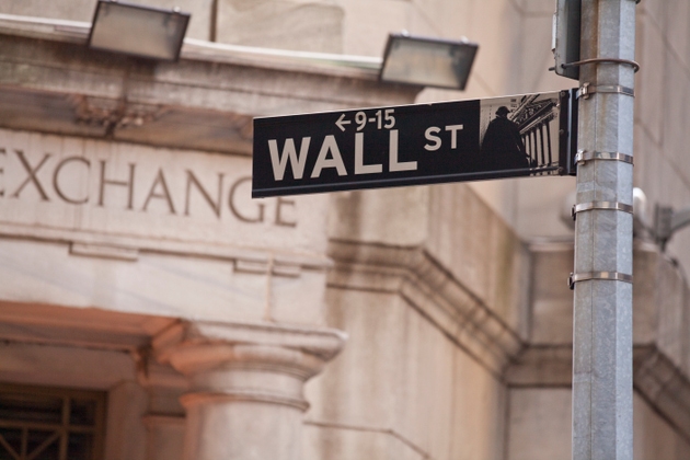 Wall Street Rallies, Oil Slips: What the Divergence Means