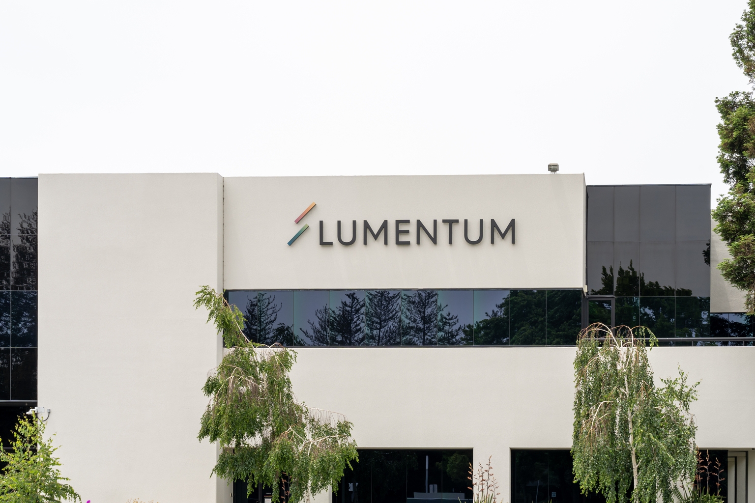 Why Lumentum's Mixed Score 54 Flags a Risk Event